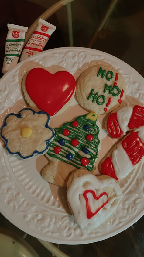 christmas // christmas cookies // aesthetic // cookie decorating // christmas spirit // christmas aesthetic // christmas cookie aesthetic // festive Decorating Christmas Cookies Aesthetic, Christmas Cookie Decorating Aesthetic, Making Christmas Cookies Aesthetic, Cookie Decorating Aesthetic, Christmas Cookie Aesthetic, Christmas Shopping Aesthetic, Cookie Decorating Christmas, Christmas Cookies Aesthetic, Cookie Aesthetic