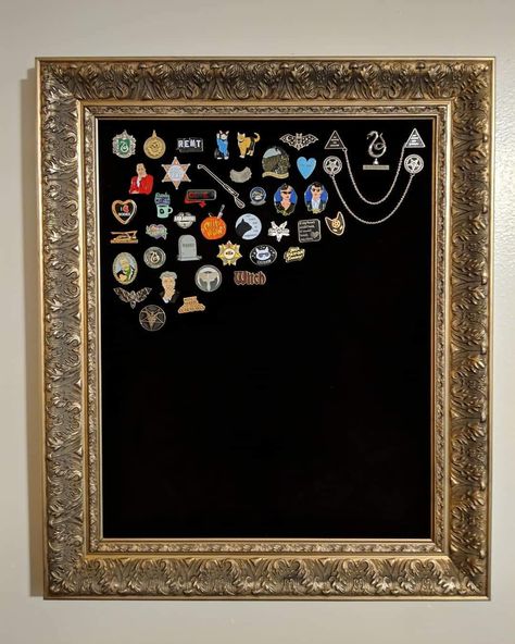 A great way to display enamel pins! Bedroom Ideas Baddie, Pin Collection Displays, Hype Beast Bedroom, Pins Display, Pin Board Ideas, Baddie Bedroom Ideas, Baddie Apartment Ideas, Pins Badge Display, Nativity Stable