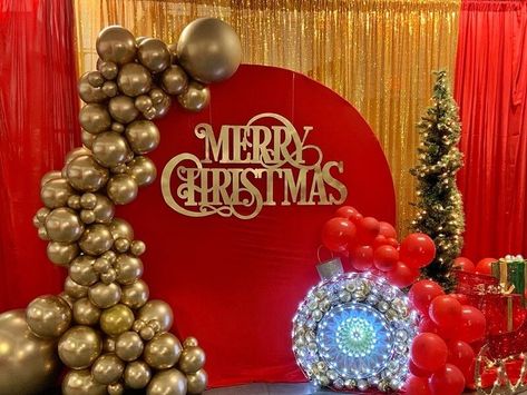 Photobooth Christmas Backdrop, Corporate Christmas Party Decorations Elegant, Cover Garage Walls For Party, Christmas Party Backdrop Ideas, Christmas Party Photo Backdrop, Red And Gold Christmas Party, Company Christmas Party Ideas, Christmas Backdrop Ideas, Corporate Christmas Party Decorations