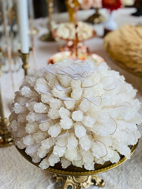 Persian Wedding Food, Aghd Sofreh Ideas, Sofreh Aghd Decoration, Iranian Wedding Sofreh, Sofre Aghd Mirror, Persian Weddings Sofreh Aghd, Sugar Sticks, Party Design Ideas, Henna Party