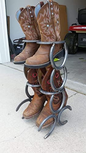 Horseshoe Boot Rack, Horse Shoe Projects, Horse Shoe Ideas, Boot Holder, Horseshoe Ideas, Cool Welding Projects, Horseshoe Crafts Projects, Metal Welding Art, Welding Crafts