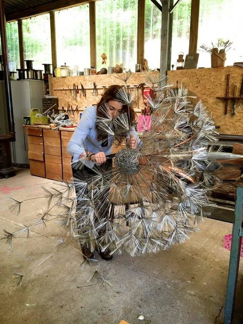 Giant metal dandelion sculpture Sculptures Sur Fil, Wire Art Sculpture, Garden Art Sculptures Diy, Metal Garden Art, Garden Art Projects, Steel Art, Steel Sculpture, Metal Art Welded, Metal Art Diy