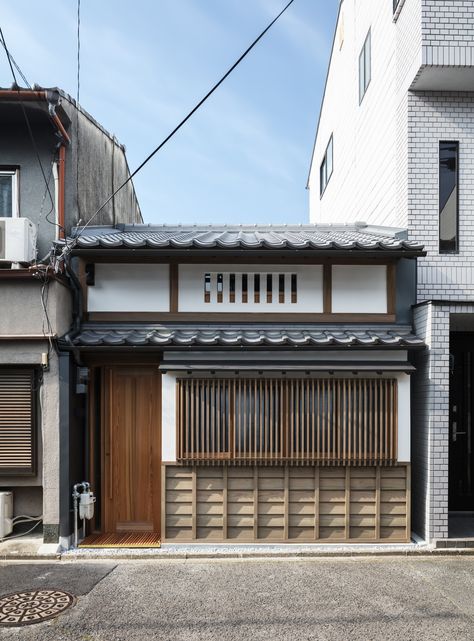 This extensive renovation of a typical post-war Japanese row house is located in the quiet northern suburbs of Kyoto. Over the years, the house had received a series of minor modifications, but the original structure was still evident. Japanese Exterior, Muji House, Terrace House Design, Japanese Homes, In Praise Of Shadows, Japanese Buildings, Japan House, External Cladding, Roof Beam