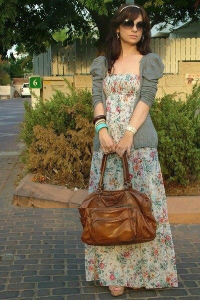 Maxi dresses with cardigans see collection http://www.justtrendygirls.com/colorful-maxi-dresses-with-cardigans/ Dresses With Shrugs Outfit, Shrugs Outfit, Dresses With Cardigans, Fashionista Street Style, Capsule Dressing, Colorful Maxi Dress, Vintage Maxi Dress, Casual Winter Outfits, Dress With Cardigan