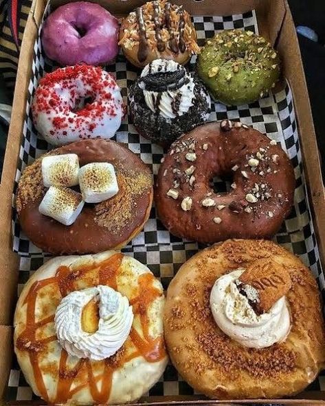 Delicious Food Desserts, Donuts Gourmet, Food Chocolate, Delicious Donuts, Moroccan Food, Cute Desserts, Donut Recipes, Dessert Drinks, Food Obsession