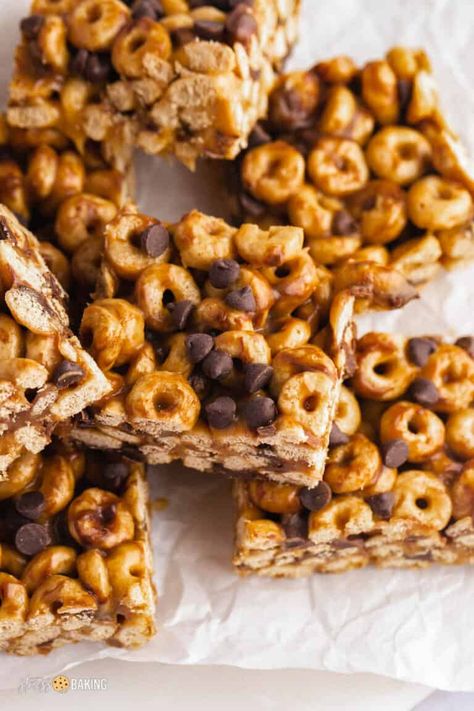 This peanut butter Cheerios bars recipe has 4 simple ingredients, and are quick and easy no-bake peanut butter bars that are a perfect grab and go snack! | stressbaking.com Cheerio Dessert, Cherios Recipes, Cheerios Dessert, Cheerios Bars, Peanut Butter Cheerios, Gluten Free Chocolate Peanut Butter, Dessert Bar Recipes, Cheerios Snacks, Peanut Butter Cereal Bars