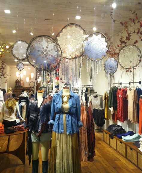 Big dream catchers Free People Display, Shop Interiors Boutique, Display Visual Merchandising, Diy Crafts Vintage, Dream Catcher Decor, Boutique Display, Design Blogs, Interior Display, Free People Store