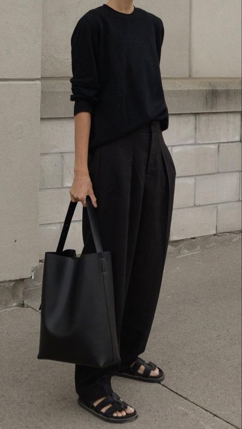 Slouchy Bag Outfit, Minimalist Boho Fashion, Black Trouser Outfit, Minimal Chic Outfit, Minimalism Fashion, Bohemian Style Men, Stylish Outfits Casual, Minimalist Outfits, Transitional Dressing