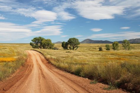 Grasses Landscaping, Beautiful Scenery Pictures, Mountain Photography, Backyard Inspo, Dirt Road, Rural Life, Rural Area, Cool Landscapes, Landscape Pictures