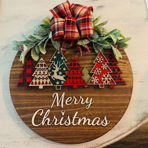 Christmas Wood Door Rounds, Christmas Wood Wreaths Diy, Large Wooden Ornament Door Hanger, Wooden Christmas Wreath, Wood Circle Ornaments Diy, Door Decoration For School, Christmas Door Decoration Contest, Christmas Door Decorations Contest, Door Decorating Contest Christmas