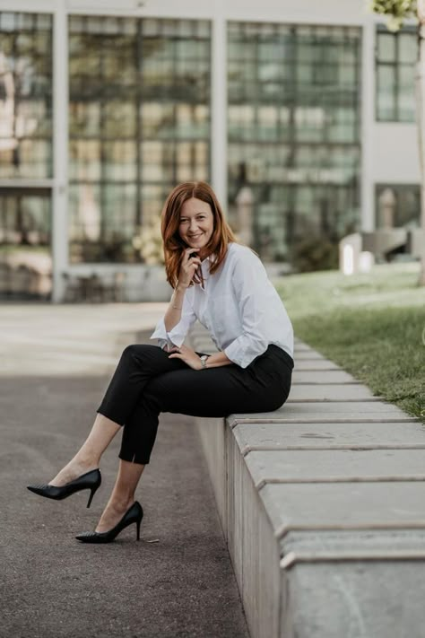 Business Portraits Woman Outdoor, Smart Business Attire, Corporate Headshots Women, Business Headshots Women, Lifestyle Photography Women, Business Portraits Woman, Lifestyle Headshots, Professional Headshots Women, Personal Portrait