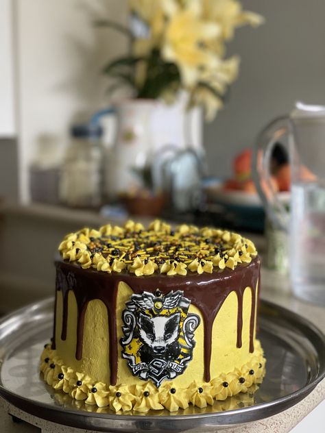 Hufflepuff Cake Birthday, Harry Potter Hufflepuff Cake, Hufflepuff Cake, Harry Potter Birthday Cake Hufflepuff, White And Gold Harry Potter Cake, Hufflepuff Emblem, Quidditch Cake Diy, Harrypotter Birthdaycake, Hp Cake