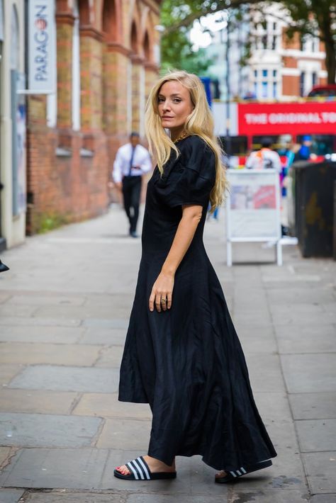 Kate Foley              Image Source: STYLE DU MONDE Kate Foley, Brunch Outfits, London Fashion Week Street Style, Style Star, Adidas Adilette, Chunky Sandals, James Dean, Street Style Trends, Fashion Icons