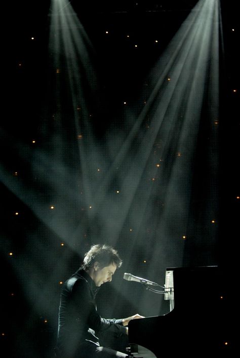 muse matthew bellamy piano stars spotlight Music Pics, Celebrities Humor, My Muse, Phantom Of The Opera, Alternative Rock, Vintage Music, All Music, My Favorite Music, Music Is Life