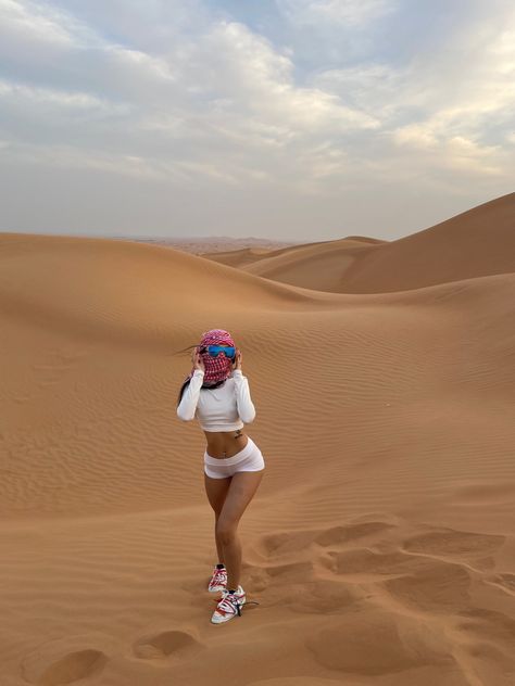 IG @ aliviacampos Best Family All Inclusive Resorts, Family All Inclusive Resorts, Dubai Desert Outfit, Top All Inclusive Resorts, Desert Photoshoot Ideas, Sand Dunes Photoshoot, Desert Outfit, Egypt Aesthetic, Desert Photoshoot