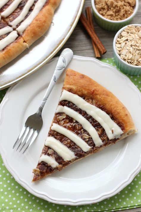 This Cinnamon Roll Dessert Pizza is an amazing copycat version of Papa Murphy's Cinnamon Wheel, with brown sugar, cinnamon, and oats, topped with a tangy cream cheese icing. Cinnamon Roll Dessert, Cinnamon Roll Desserts, Brownie Pizza, Cinnamon Desserts, Recipes Vintage, Apple Butter Recipe, Homemade Apple Butter, Oreo Fudge, Fluff Desserts