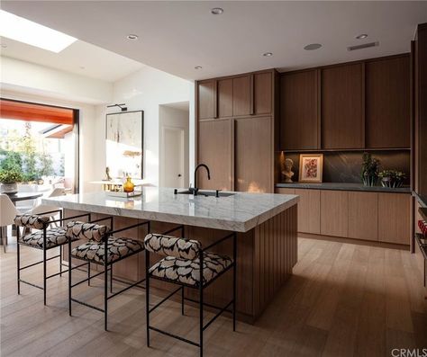 Kitchen White Oak, Modern Kitchen Renovation, Scandinavian Kitchens, Walnut Cabinet, White Oak Hardwood Floors, Dining Room Table Centerpieces, Walnut Kitchen, Walnut Floors, Oak Hardwood Flooring