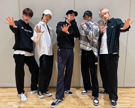 Txt Dance Practice Outfit, Enhypen Dance Practice Outfit, Beomgyu Dance Practice, Yeonjun Dance Practice, Txt Dance Practice, Txt Outfit, Enhypen Dance, Kpop Dance Practice Outfits, Txt Twitter