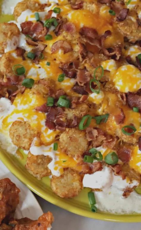 Check out this delicious recipe for Totchos. It's tater tots, topped with ranch dressing, sour cream, cheese, bacon, and green onions. It's is perfect football food and is perfect with some chicken wings! Its like nachos but tasted like loaded baked potatoes. Tater Tot Nachos, Tater Tot Recipes, Nachos Recipe Easy, Tyson Foods, Zucchini Feta, Football Snacks, Football Party Food, Tailgating Recipes, Loaded Baked Potatoes