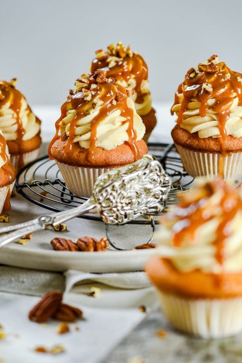 Caramel and Pecan Cupcakes Butter Pecan Cupcakes With Caramel, Cupcake Cakes Birthday, Pecan Cupcakes Recipe, Praline Cupcakes, Pecan Cupcakes, Caramel Butter, Vanilla Extract Recipe, Pecan Praline, Pecan Pralines