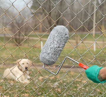 Diy Fence Decor, Decorative Fence Ideas, Painted Chain Link Fence, Painting A Fence, Fence Decor Ideas, Gate Painting, Cyclone Fence, Chainlink Fence, Fence Painting