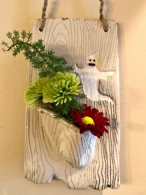 BOOO! No worries! This adorable little ghost wouldn't scare anybody! S/He is just hanging out hoping you'll pop a few flowers into the little pocket for some fun fall flavor. The glossy white clay is highlighted with a woodgrain texture for added interest (even on the back!) This ghoulie wall art is 15" high with the jute wire hanger, and the ceramic portion measures 10" x 5.5". Each one of my handmade ceramic wall hangings is one of a kind, so you are assured of a unique piece of art. Pottery Wall Pockets, Beginner Pottery, Little Ghost, Friendly Ghost, Wire Hanger, Wire Hangers, Autumn Flavors, Plant Art, Wall Pockets