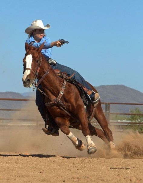 Kenda Lenseigne – World Champion Kenda Lenseigne Cowboy On Horse Reference, Riding Horse Reference, Mounted Shooting, Cowboy Action Shooting, Modern Cowboy, Cowboy Pictures, Photo Animaliere, Action Pose Reference, Wilde Westen