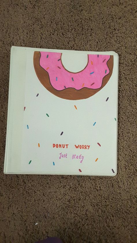 Very cute donut binder cover design for school Binder Drawing Ideas, Cute Binder Covers To Draw, Binder Cover Drawing, Art Folder Cover Ideas, Binder Design Cover Ideas, Diy Binder Cover Ideas, Binder Cover Ideas Drawing, Cute Binder Ideas, Diy Binder Cover