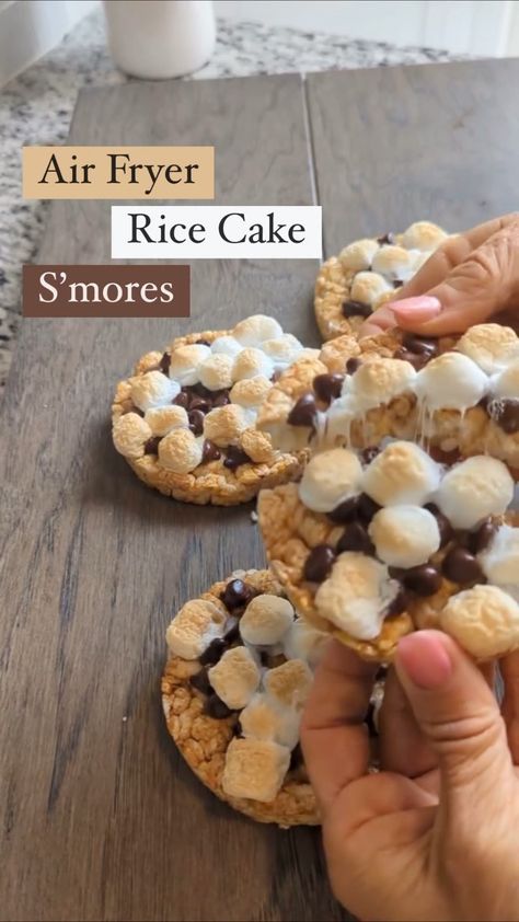 healthbeet on Instagram: TikTok viral recipe: S’more’s rice cakes! 100 calories each; 2 g protein, 21 g carbs, 2 g fat, 2 g fiber Makes 4 Ingredients: 4 caramel… Rice Cake Smores, Caramel Rice Cake Recipes, Air Fryer Rice, Rice Cakes Toppings, Egg White Oatmeal, Caramel Rice Cakes, Low Calorie Recipe, Rice Cake Recipes, Cake Calories