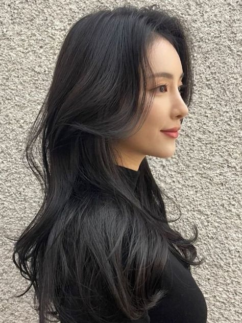 long waves with curtain bangs Halter Dress Hairstyles, Curtain Bang Hairstyles, Korean Curtain Bangs, Korean Hairstyles Women, Wavy Perm, Bang Hairstyles, Hair Cut Guide, Haircut For Square Face, Haircut Wavy