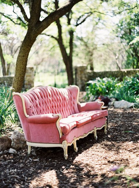 I want to sit here...book in hand with a sparkling libation of some sort! Rosa Sofa, Restaurant Vintage, Pink Couch, Vintage Couch, Pink Furniture, Velvet Furniture, Interior Vintage, Outdoor Living Rooms, Pink Sofa