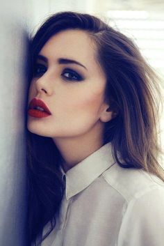 so effortlessly rock and roll. The dark browns and eye make up with that matte red lip is delicious! Red Lipstick Looks, Matte Red Lips, Bold Brows, Smoky Eyes, Beauty Make-up, Smokey Eyes, Rosie Huntington Whiteley, Red Lip, Anne Hathaway