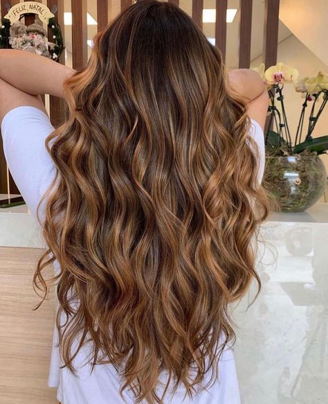 For those who prefer a more natural look, soft caramel blonde offers the perfect balance. Balayage Hair Caramel, Brown Hair Looks, Brown Hair Inspo, Brunette Hair With Highlights, Long Hair Color, Brown Hair Balayage, Hair Color Highlights, Brown Blonde Hair, Long Wavy Hair