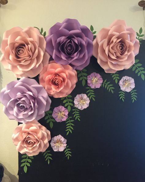 Carols_creationspapercrafting on instagram.  Backdrops and flowers Paper Flowers For Decoration, Flowers For Decoration, File Decoration Ideas, Paper Flower Patterns, Fall Arts And Crafts, Fleurs Diy, Paper Flower Wall Decor, Origami Paper Art, Girl Birthday Decorations