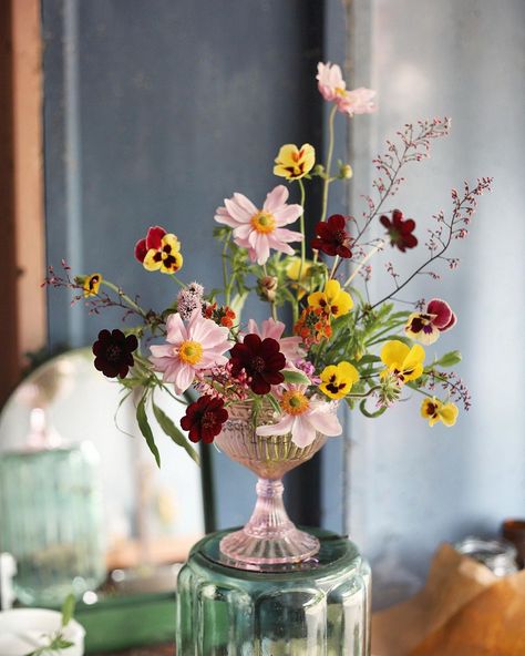 Table Floral Arrangements, Chocolate Cosmos, Event Centerpiece, Flower Shower, Floral Studio, Table Flowers, Flower Farm, Types Of Flowers, Online Course