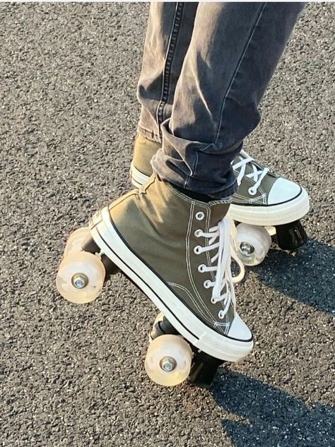 Roller Skate Converse, Mens Roller Skates, Converse Roller Skates, Skate Shoes Aesthetic, Green Roller Skates, Army Green Converse, Slay Shoes, Tenis Aesthetic, Roller Skates Fashion