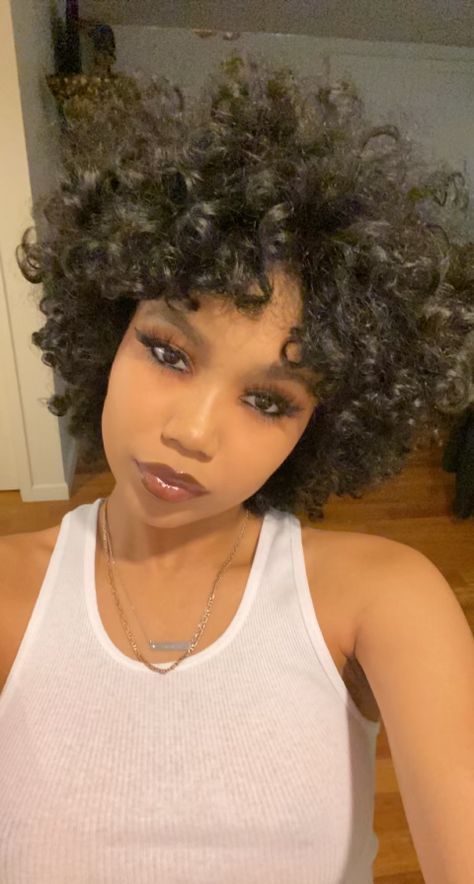 Wavy Afro Hair, Side Part Short Curly Hair Black Women, Ear Length Curly Hairstyles For Black Women, Small Afro Black Women, Heart Shaped Curly Haircut Black Women, Big Short Curly Hair, Short Curly Hairstyles For Women Black, Short Curly Afro Black Women, Short Hair Curly Bangs