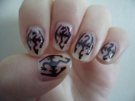 Skyrim nails SO AWESOME! Skyrim Nails, Dragon Nails Designs, Video Game Nails, Nerd Nails, Game Nails, Skyrim Dragon, Paint Nails, Dragon Nails, Accent Nail