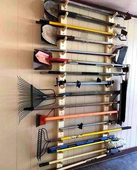 Planer Organisation, Garage Solutions, Garage Organization Tips, Garden Tool Organization, Shed Organization, Yard Tools, Garden Tool Storage, Diy Garage Storage, Garage Makeover