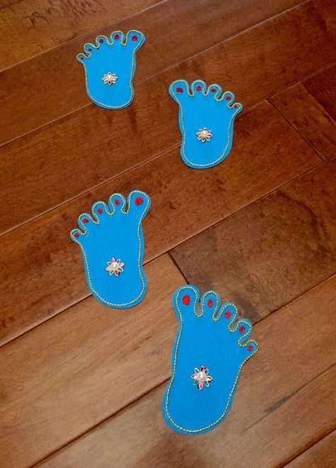 Lord Krishna’s feet – DIY for Janmasthami | CREATIVE ME Janmastami Craft For Kids, Umbrella Activities, Krishna Jhula, Festival Crafts, Independence Day Activities, Janmashtami Special, Janmashtami Celebration, Nursery Crafts, Janmashtami Decoration