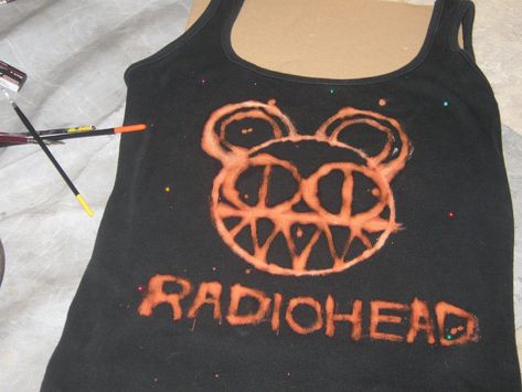 Radiohead Bleached Shirt, Bleach Band Tee, Diy Punk Shirt Ideas, Diy Band Tshirt Ideas, Diy Band Merch, Punk Shirts Diy, Bleached Shirts Ideas, Bleach Tie Dye Diy Patterns, Radiohead Outfit