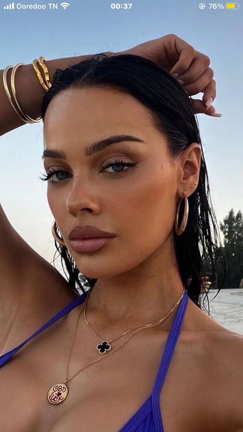 Girl brunette cute skin care hair ideas brows clean girl aesthetic lifestyle eyelashes freckles make up summer beach jewelry Beach Makeup Photoshoot, Beach Makeup Ideas, Makeup Summer 2024, Make Up Playa, Vacation Makeup Looks, Cute Skin Care, Brazil Makeup, Beach Makeup Look, Vacation Makeup