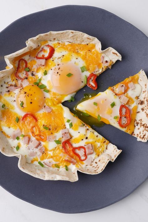 Easy Breakfast Tortilla Pizza Breakfast Pizza Recipes, Egg Pizza Breakfast, Airfryer Breakfast, Breakfast Tortilla, Breakfast Pizza Recipe, Healthy Low Carb Dinners, Fried Breakfast, Tortilla Pizza, Breakfast Pizza