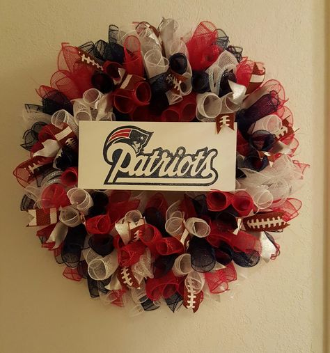 New England Patriots Wreath! Love the way this came out :-) Patriots Wreath Football Diy, Fall And Football, Football Wreaths, Sports Crafts, Football Diy, Sports Wreaths, Football Wreath, Everyday Wreaths, Sport Craft