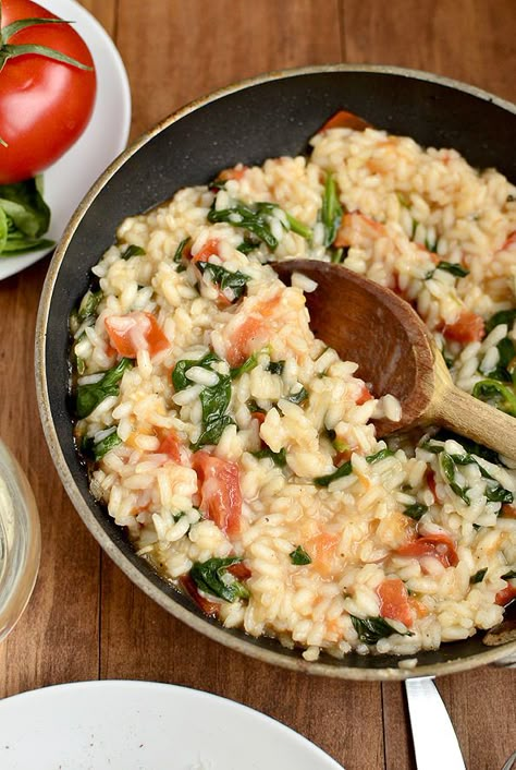 Tomato-Basil & Spinach Rissotto| iowagirleats.com Paella Recept, Basil Risotto, Spinach Risotto, Resep Pasta, Iowa Girl Eats, Risotto Recipes, Tomato Basil, Side Recipes, Orzo