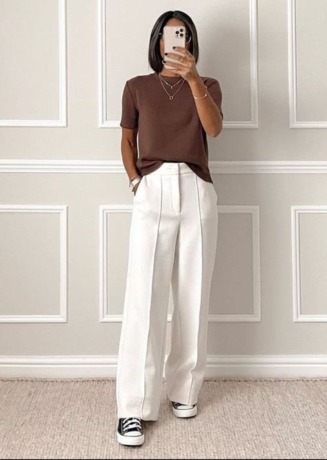 Wide Leg Wedding Outfit, Classic Pants Women Outfit, How To Style Wide Leg Trousers, Tops To Wear With Wide Leg Pants, White Wide Leg Pants Outfit, Mode Casual, Looks Street Style, Stylish Work Outfits, Casual Work Outfits