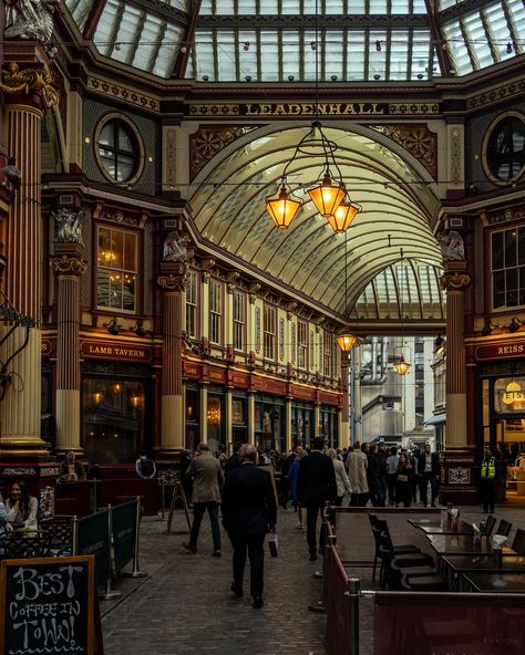 Leadenhall Market is definitely a place not to miss when visiting London, especially if you are a Harry Potter fan 🧙‍♀️🪄✨. Not even halfway through the week yet 😖 #leadenhallmarket #prettycitylondon London Harry Potter, Visiting London, Visit London, Harry Potter Fan, London City, To Miss, Harry Potter, A Place, London