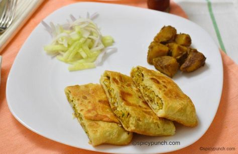 Mughlai Paratha, Beetroot And Carrot Salad, Kolkata Street, Egg Paratha, Bengali Recipes, Veg Recipe, Paratha Recipe, Paratha Recipes, Indian Bread