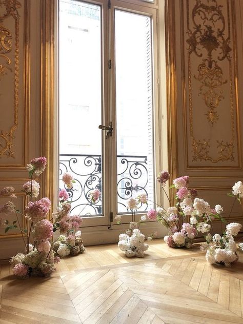 Hydrangea Installation, Wedding Stairs, Chuppah Flowers, Paris Flowers, Balcony Flowers, Hydrangeas Wedding, Flower Installation, Indoor Ceremony, Paris Wedding