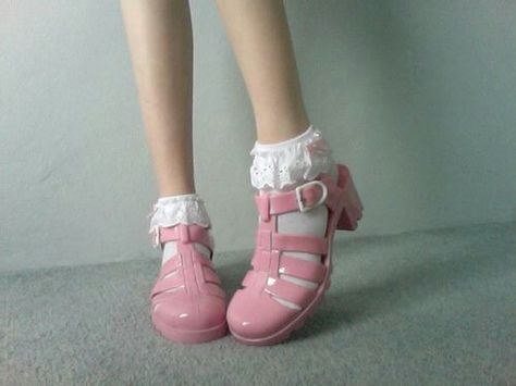 Socks and sandals! Love the pink jelly shoes Juju Jellies, Frill Socks, Neo Grunge, Frilly Socks, Minako Aino, Mode Chanel, Jelly Shoes, Jelly Sandals, Pink Shoes